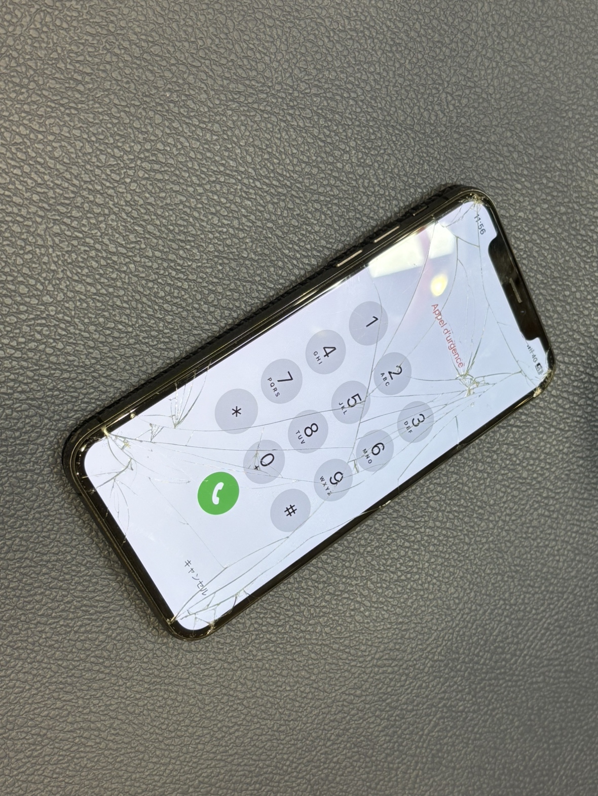 ガラスがバキバキに割れてしまったiPhoneXS（アイフォン）の画面交換承りました！！