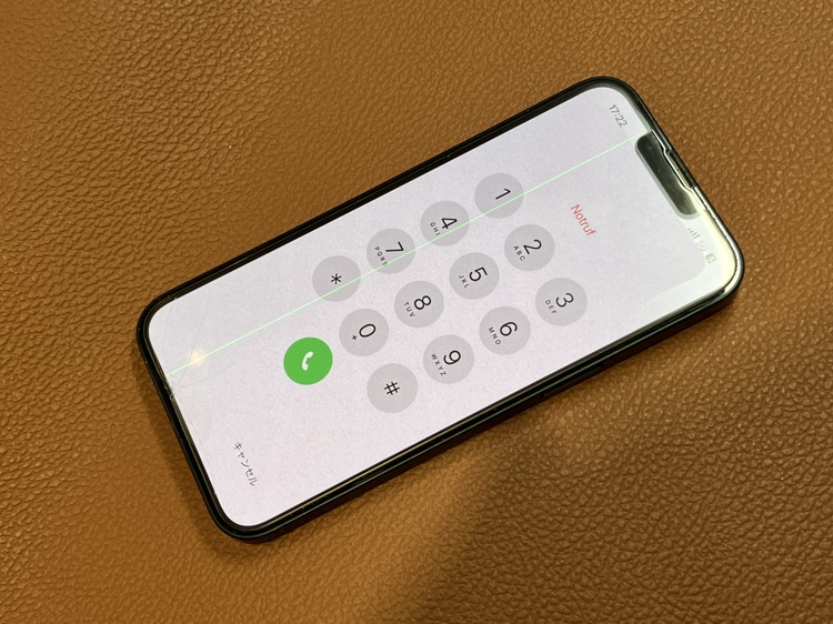 画面に緑色の縦線が入ってしまったiPhone13画面交換修理を承りました！