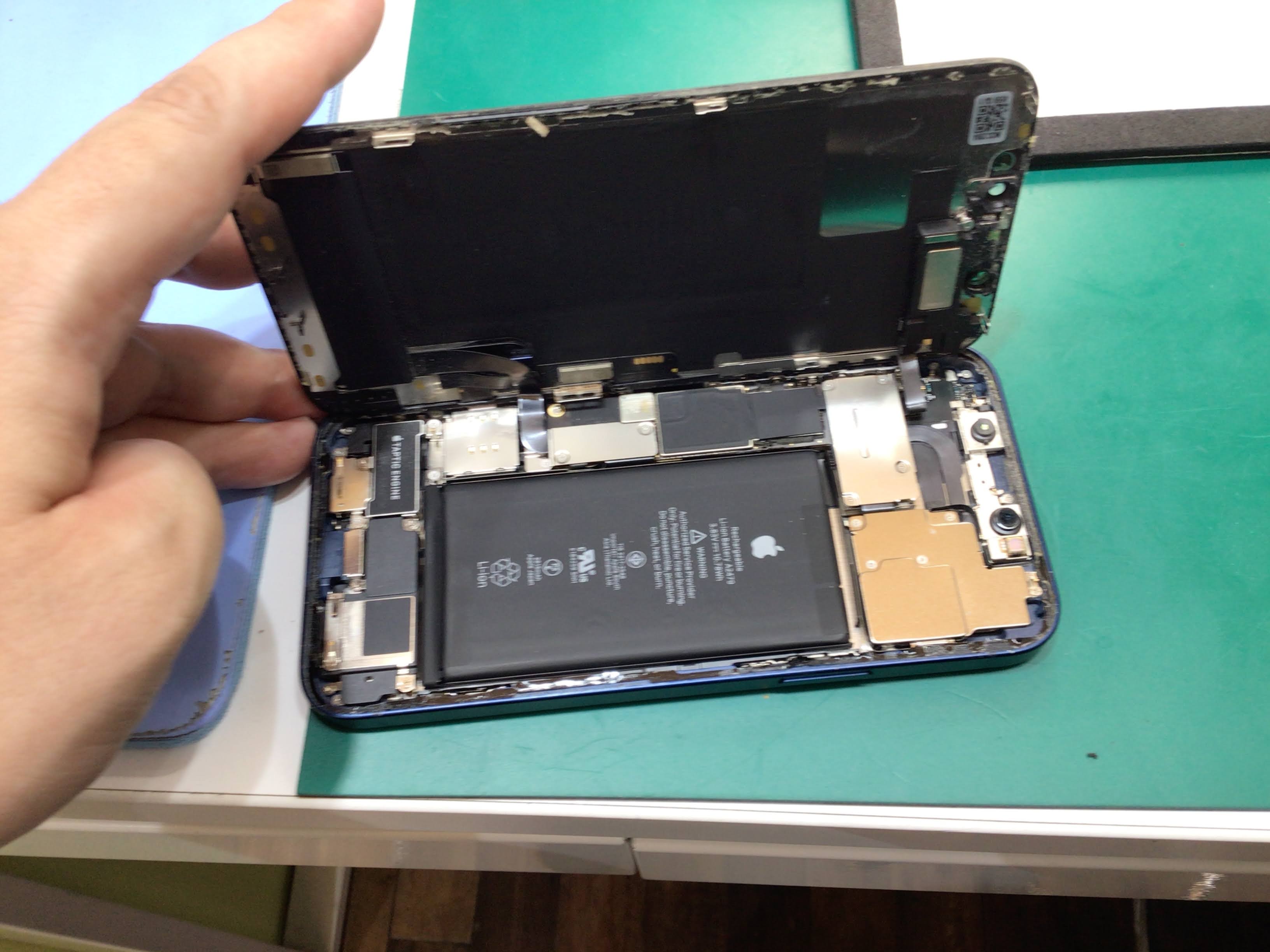 iPhone12miniのバッテリー交換は、データそのまま・即日修理のスマホ修理工房イーアス高尾店へ！