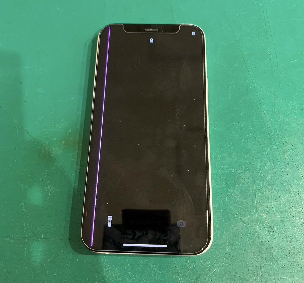 iPhone 12 mini の液晶に細長い縦線が入った故障状態の写真