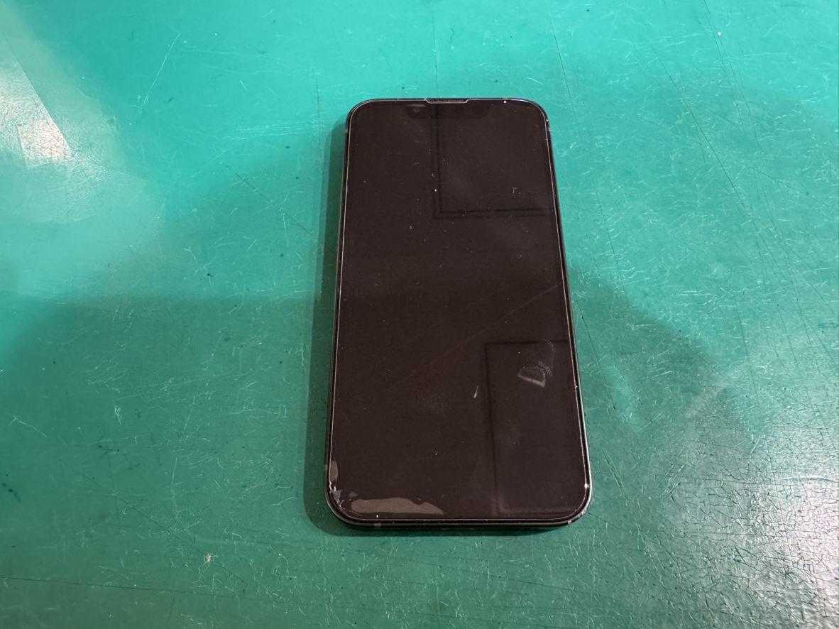 iPhone 13 mini の画面が真っ暗になった故障状態の写真