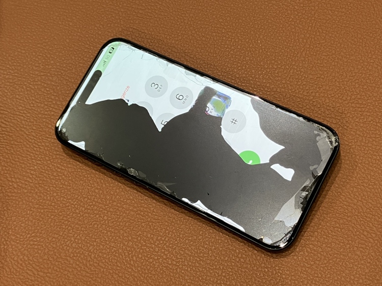 画面に黒いシミが広がってしまったiPhone15Plusの画面交換修理を承りました！