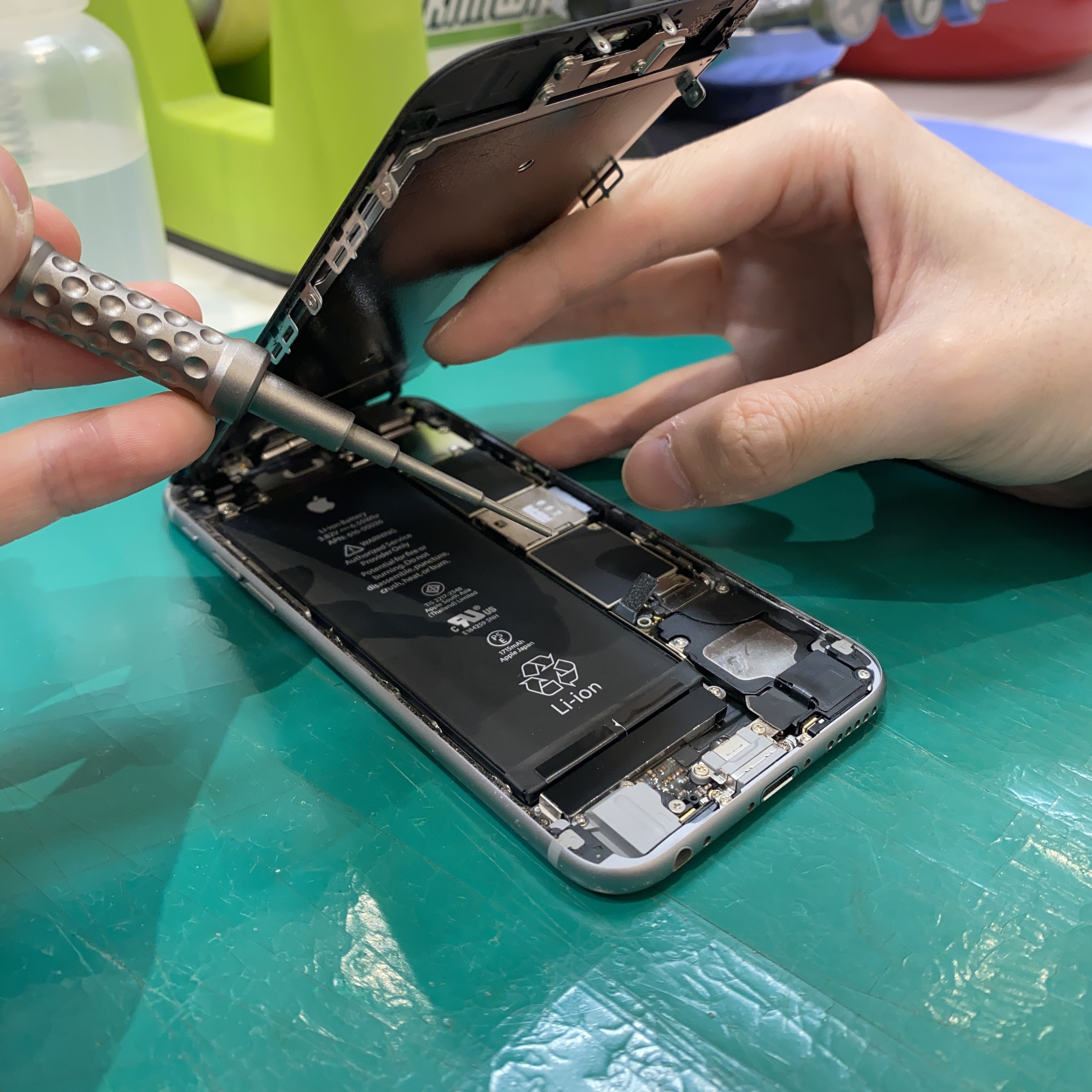 iPhone5Sのパネル交換は、データそのまま・即日修理のスマホ修理工房　町田モディ店へ！