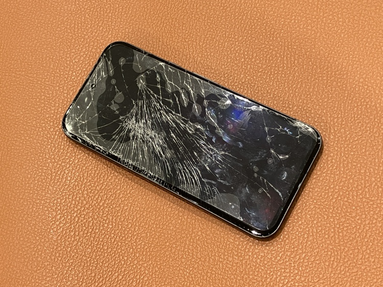 画面が割れてしまったPixel8aの画面交換修理を承りました