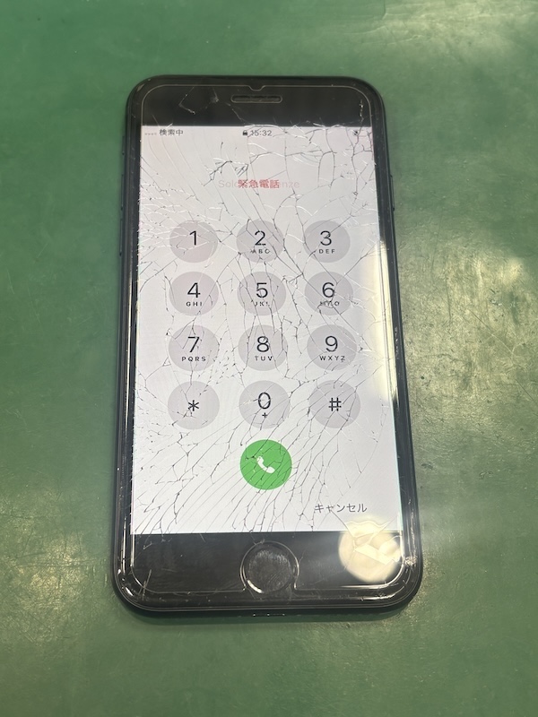 iPhoeSE3 保護ガラス貼っていたのに、端っこからバキバキに、、