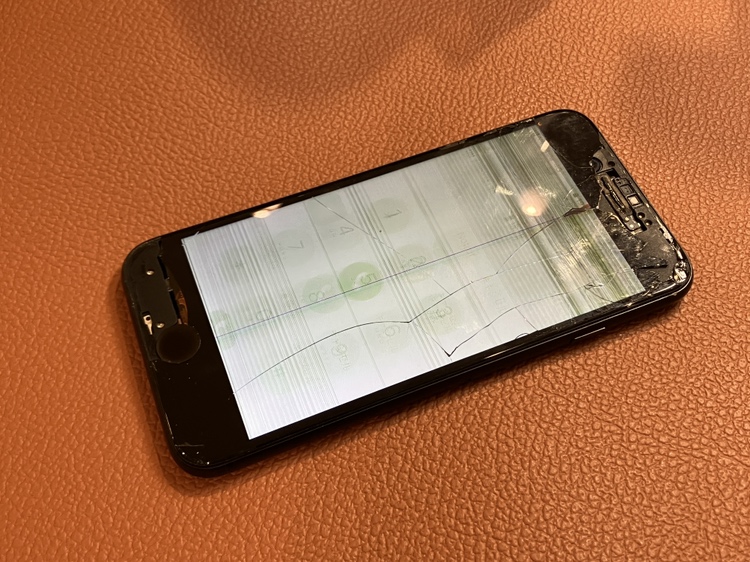 画面が割れて液晶が壊れてしまったiPhoneSE2の画面交換修理を承りました！