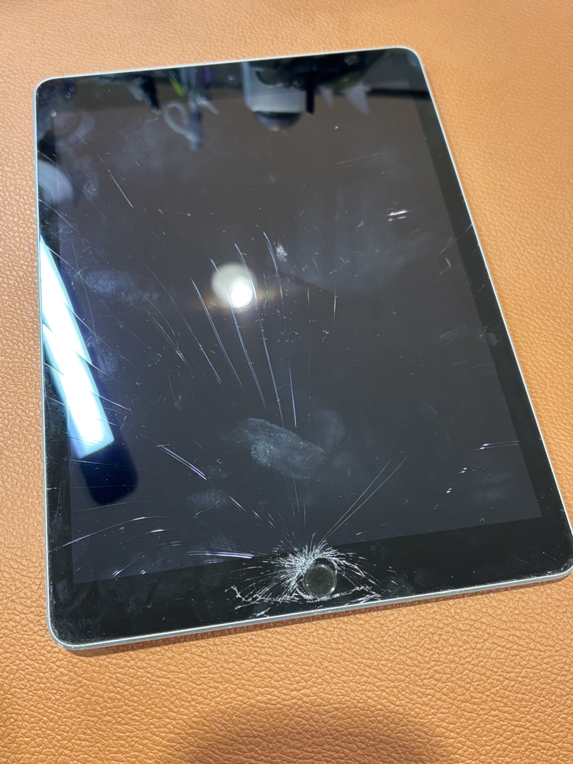 タッチガラスが割れてしまったiPad 第9世代の画面修理を承りました