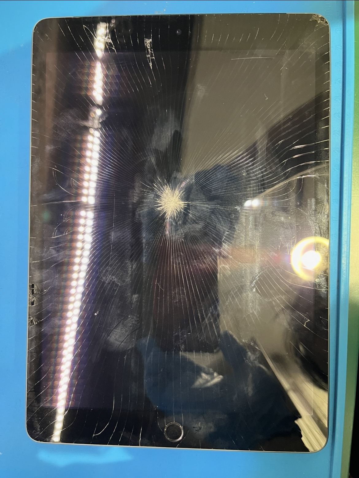 iPad 9 （アイパッド）のガラス割れ交換修理ならデータそのまま、即日修理の「スマホ修理工房渋谷店」へ！！📱✨