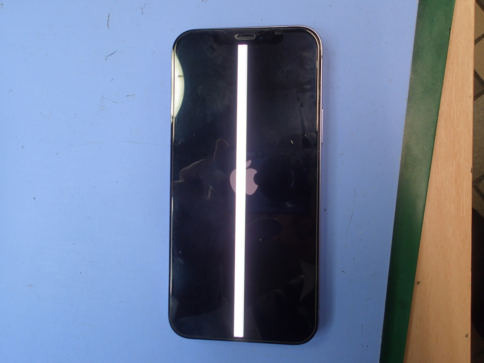 八潮市よりiPhone12の画面に線が入ったと持ち込みがありました【スマホ修理工房フレスポ八潮店】