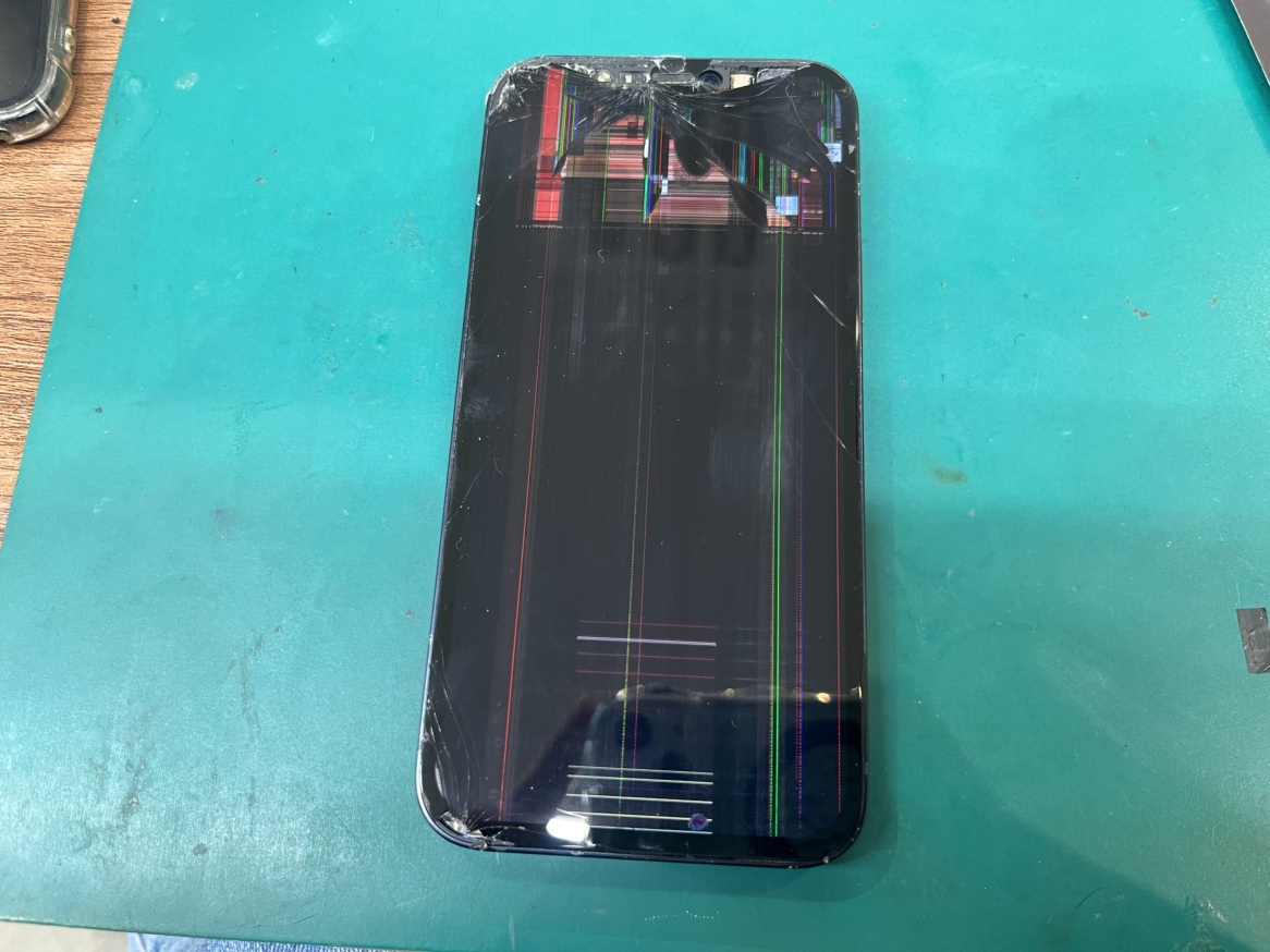 iPhone 12 画面交換　横須賀　逗子