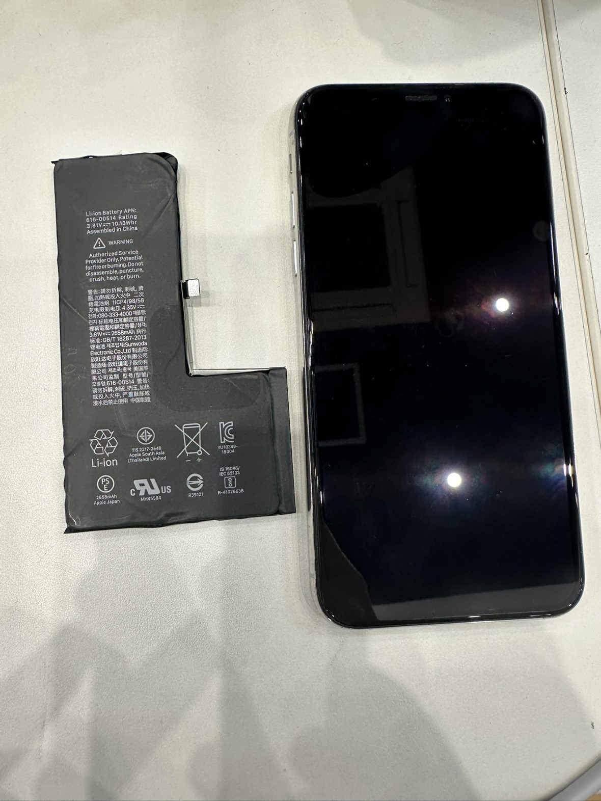 iPhoneXs（アイフォン）のバッテリー交換はスマホ修理工房イオンモール福岡店で即日修理可能です！