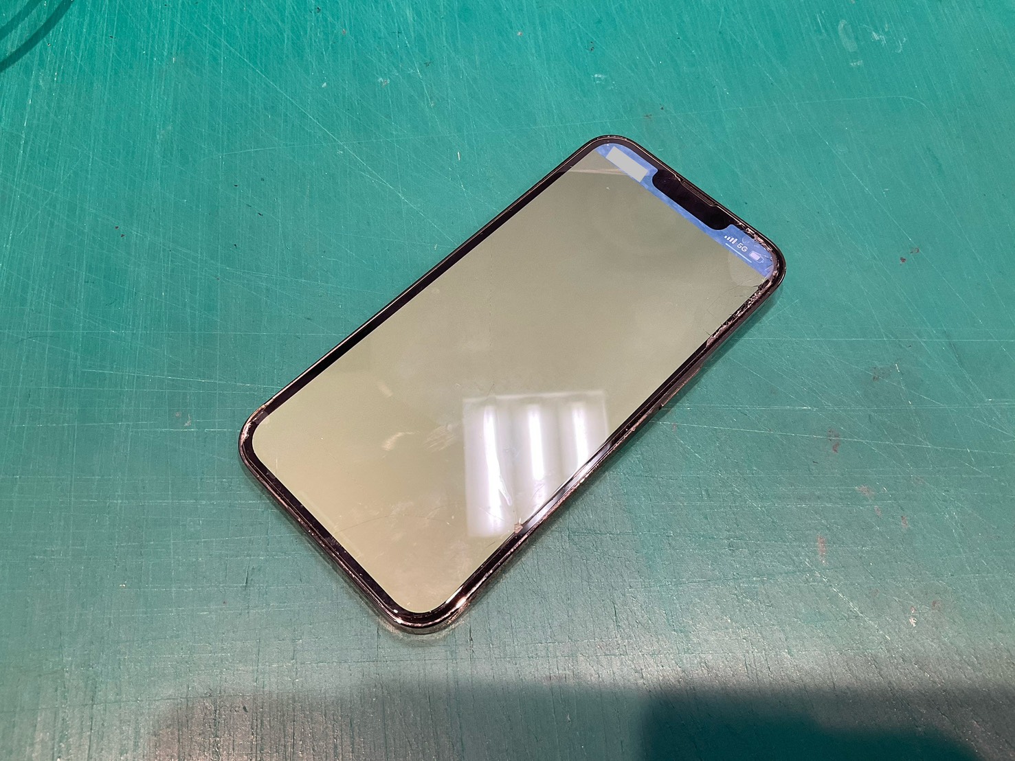 iPhone 13Pro 液晶表示がおかしくなってしまったとのことで液晶パネル交換修理を行いました！　スマホ修理工房浦和パルコ店