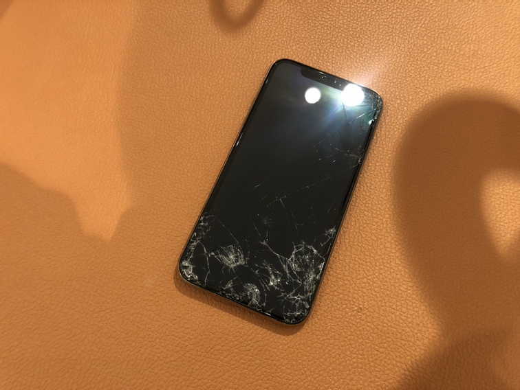 iPhoneの画面割れ、そのままにせずご相談ください！