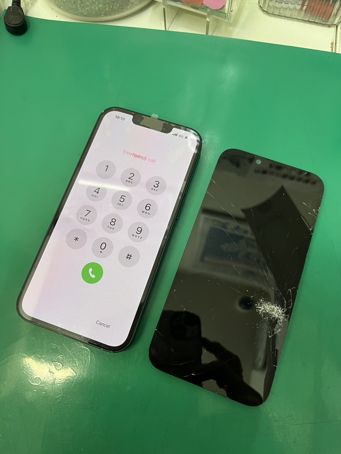 iPhone14(アイフォン)画面割れと表示不良につき画面交換【スマホ修理工房大井町店】