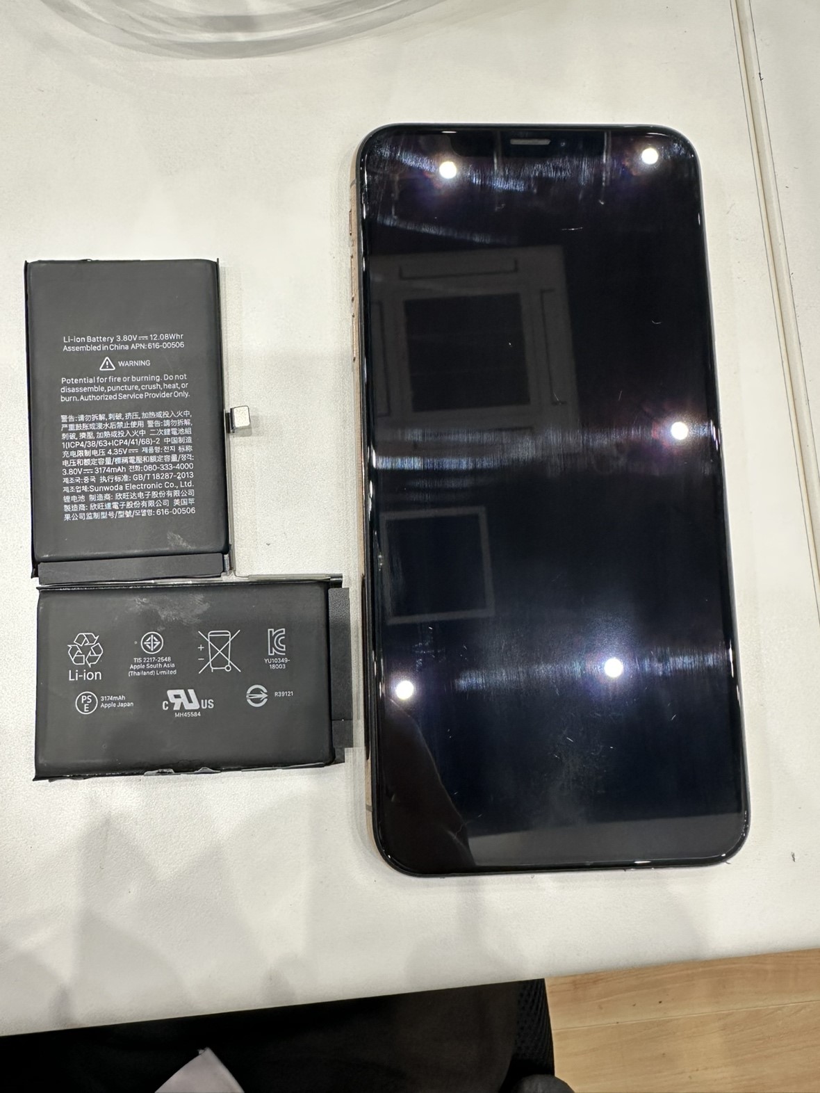 iPhoneXs  Max（アイフォン）のバッテリー交換はスマホ修理工房イオンモール福岡店で即日修理可能です！