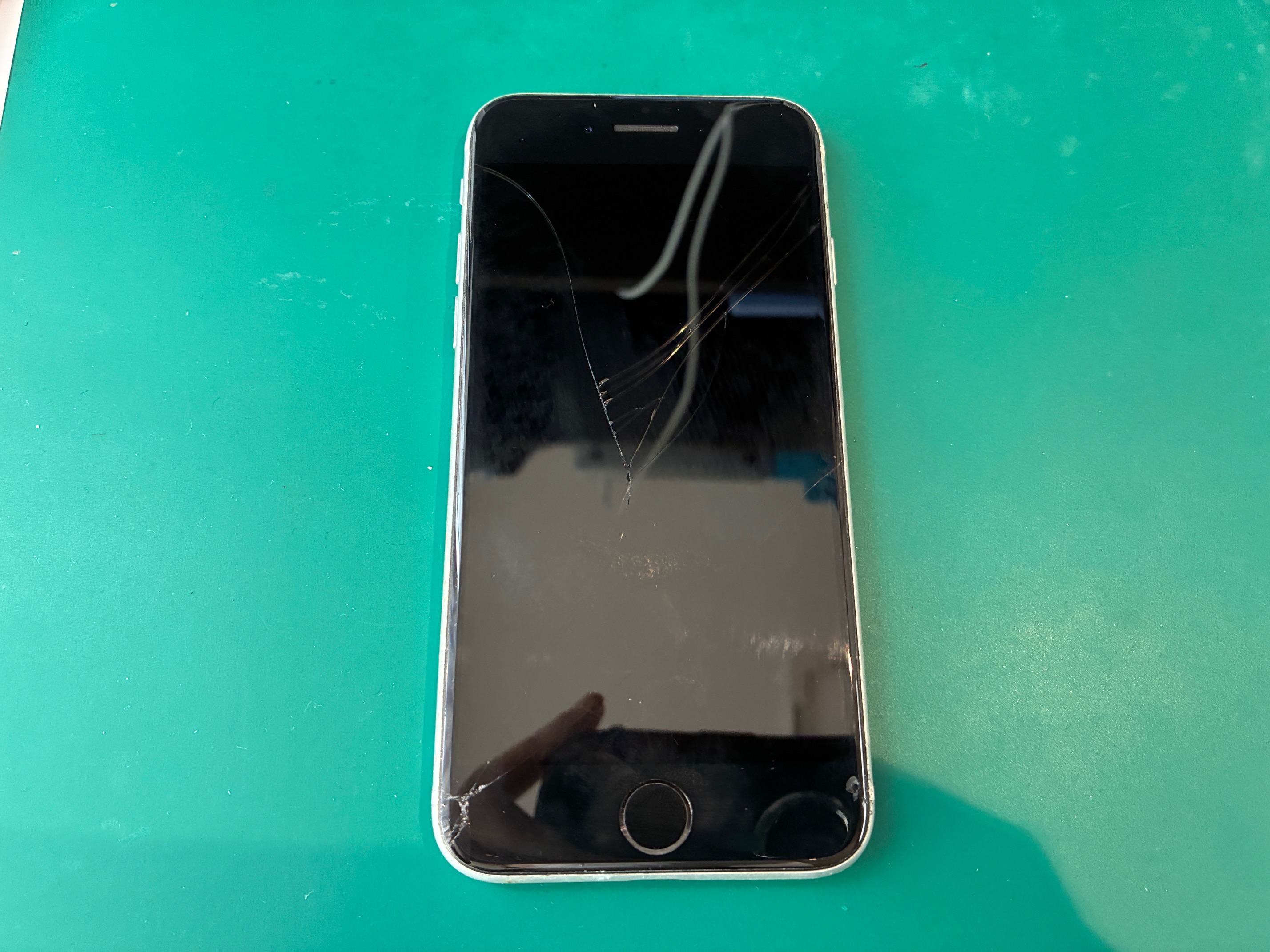 神戸市からお越しのお客様よりiPhoneSE2の画面交換をご依頼いただきました！