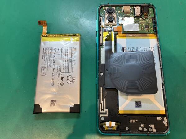 AQUOS R3 の古いバッテリーと交換後の新しいバッテリーの比較写真