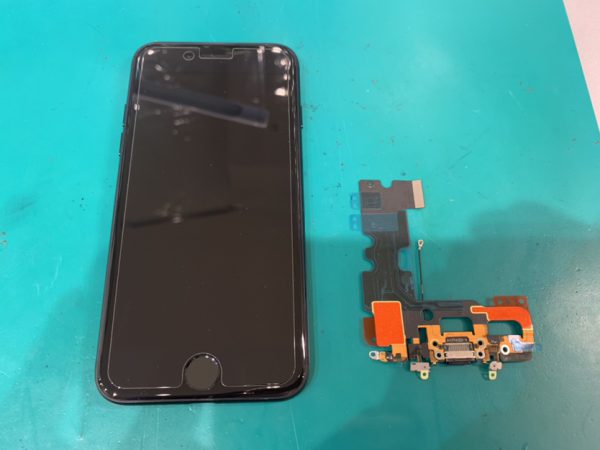 iPhone 7 と取り外した古いライトニング端子の比較写真