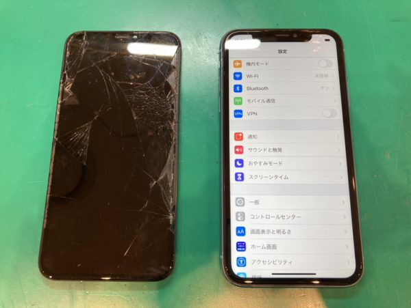 新宿PePe店でiPhone XRの画面割れを修理し、修理前と修理後を比較した様子