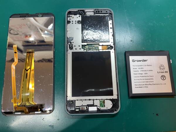 新宿PePe店でAQUOS Sense2のバッテリー交換修理中の様子