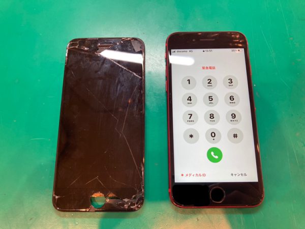 新宿PePe店でiPhone 8の画面割れを修理し、修理前と修理後を比較した様子