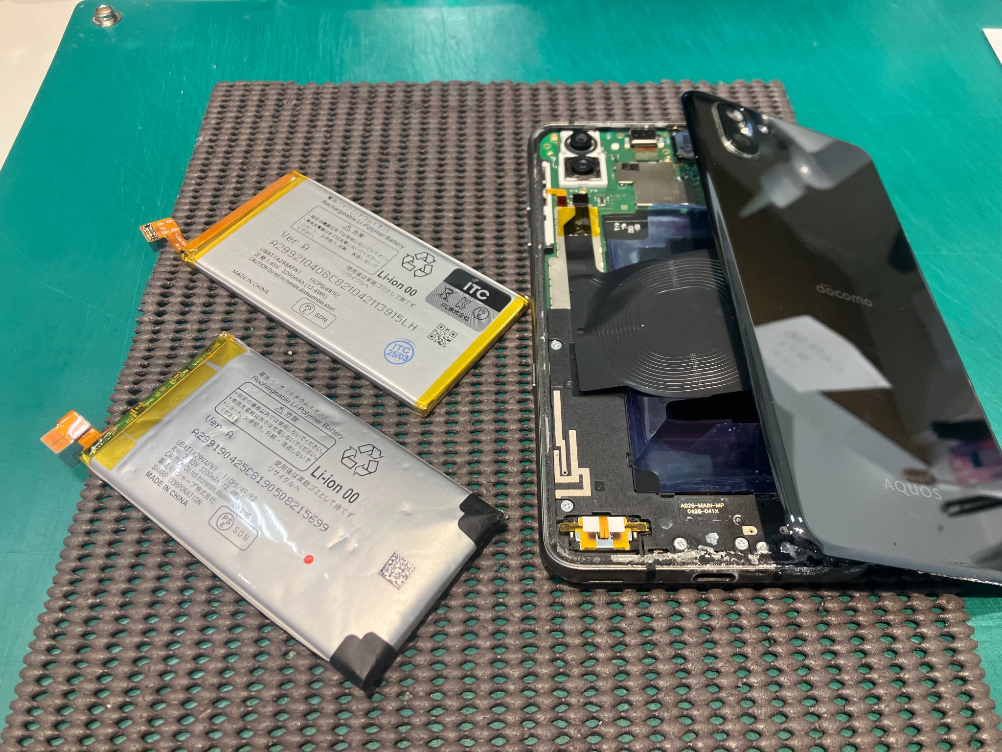 AQUOS R3の膨張したバッテリーを交換させていただきました　-スマホ修理工房浦和パルコ店-