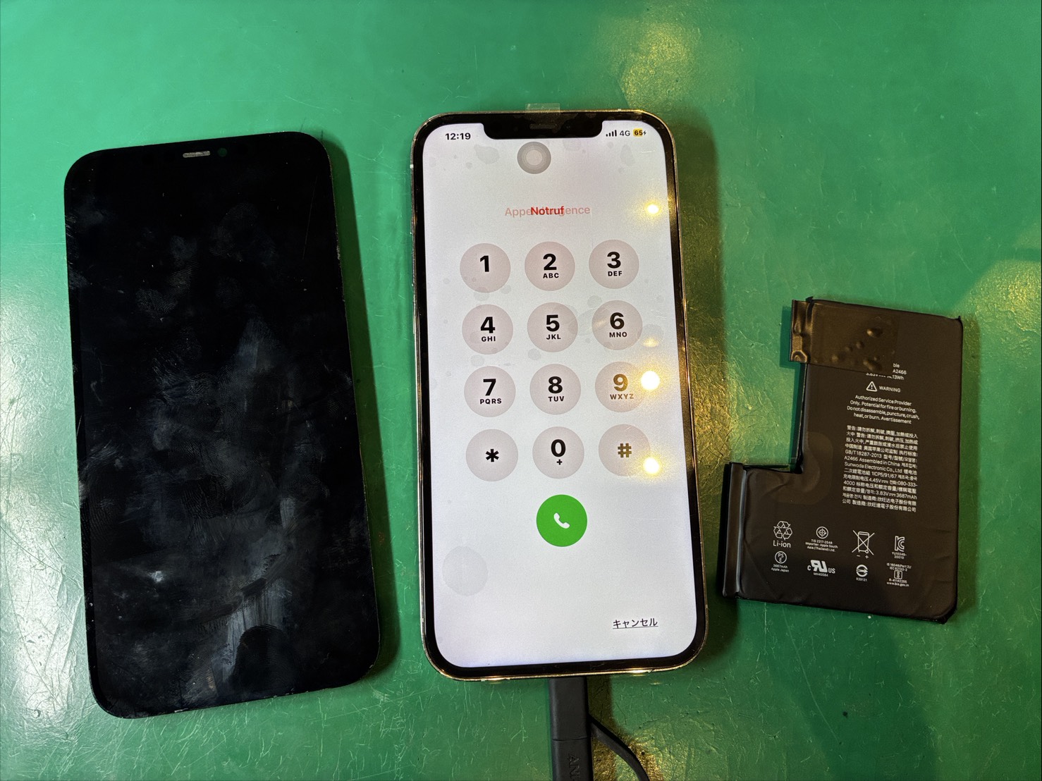 画面がチカチカする…　iPhone12ProMax　画面・バッテリー交換修理【スマホ修理工房ミーツ国分寺店】