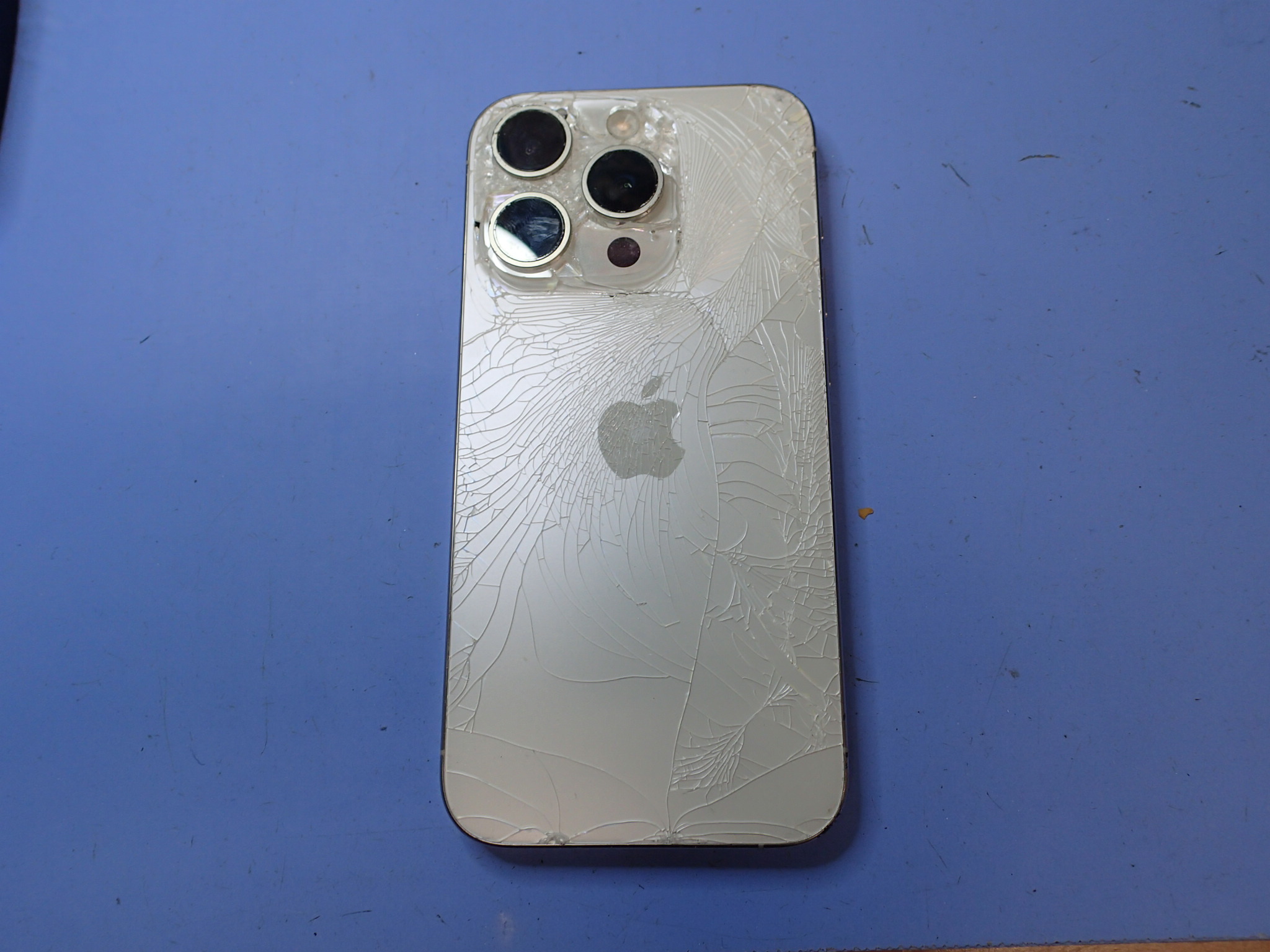 八潮市よりiPhoneの背面ガラスの修理【スマホ修理工房フレスポ八潮店】