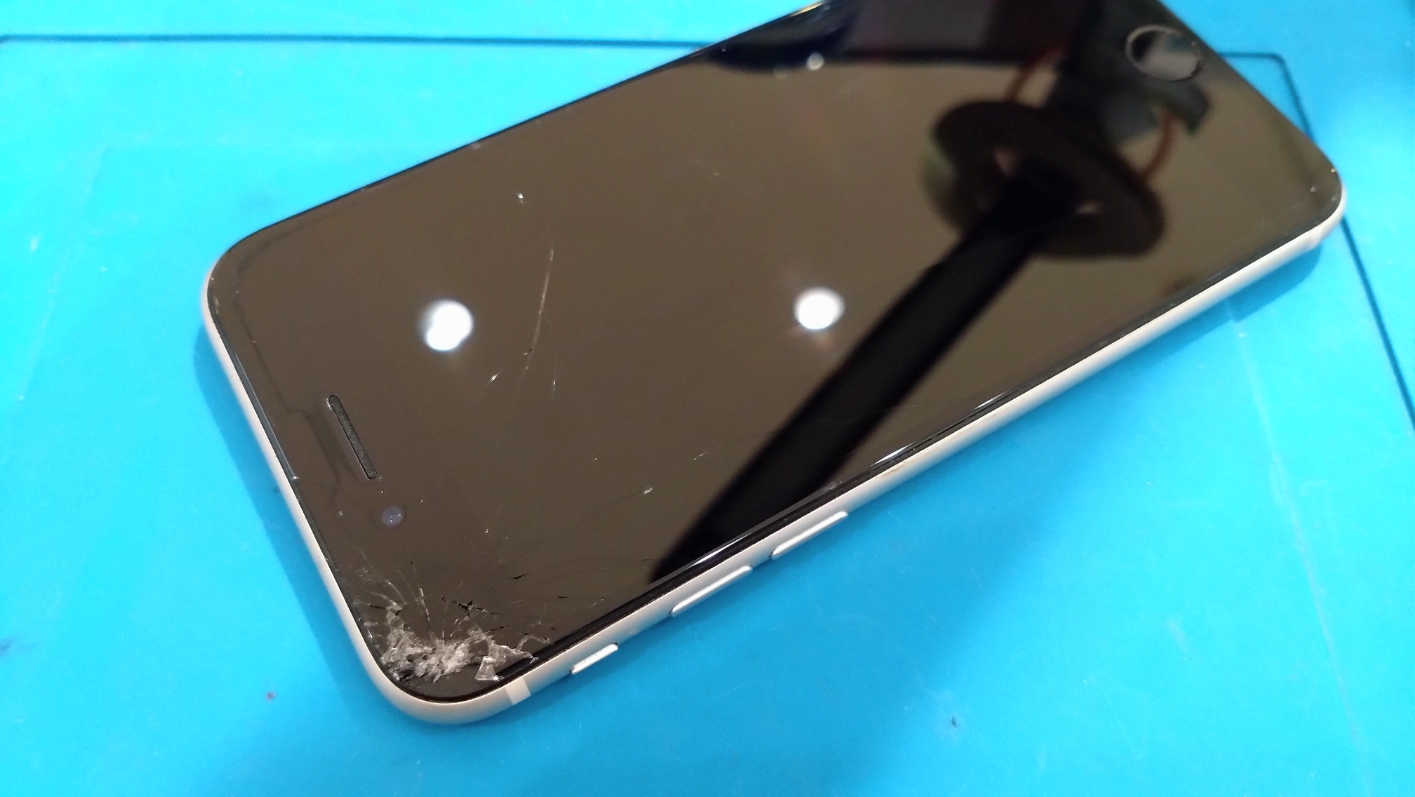 落としてタッチガラスが割れてしまったiPhoneSE3の画面交換修理を承りました！