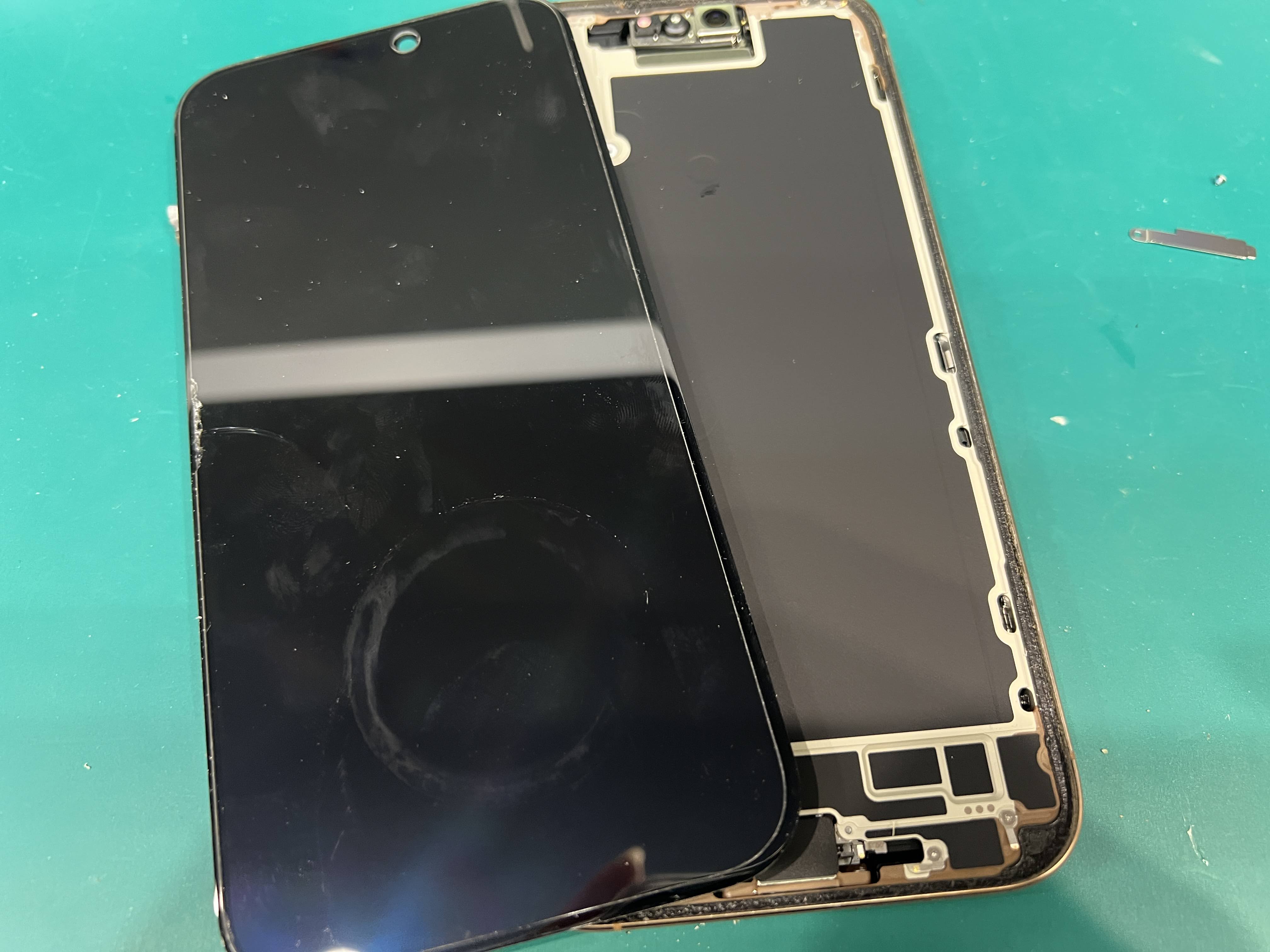 iPhone16 Pro Max（アイフォン）画面が真っ暗で映らない！