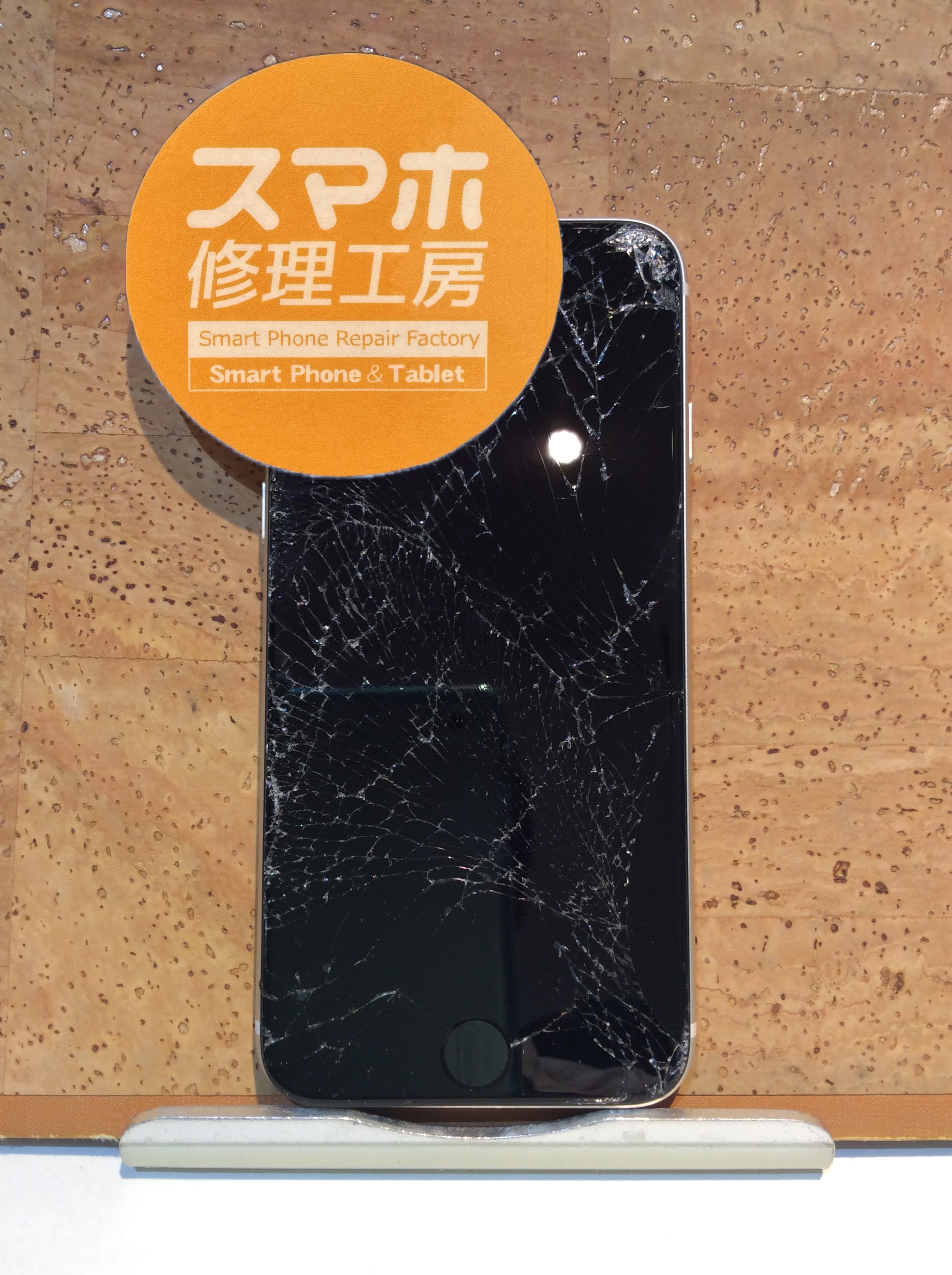 iPhoneSE第3世代のタッチガラスがバキバキに…( ;∀;)そんな時は！スマホ修理工房広島パルコ新館店へ！