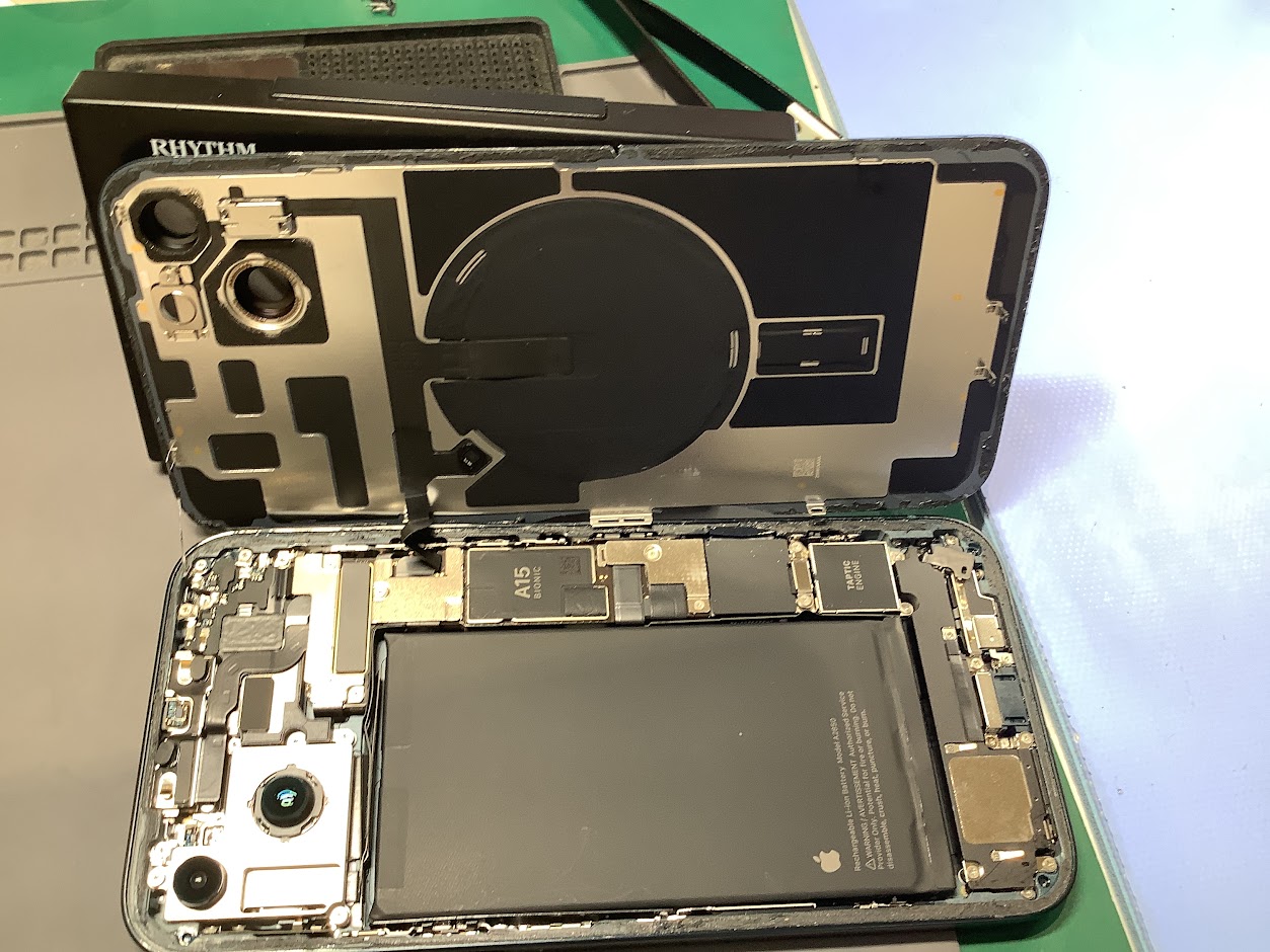 iPhone14Plusのバックパネル交換なら最短即日修理のスマホ修理工房西八王子店にご相談ください！