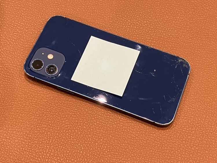 背面のガラスがわれてしまったiPhone12のバックパネル交換修理を承り 