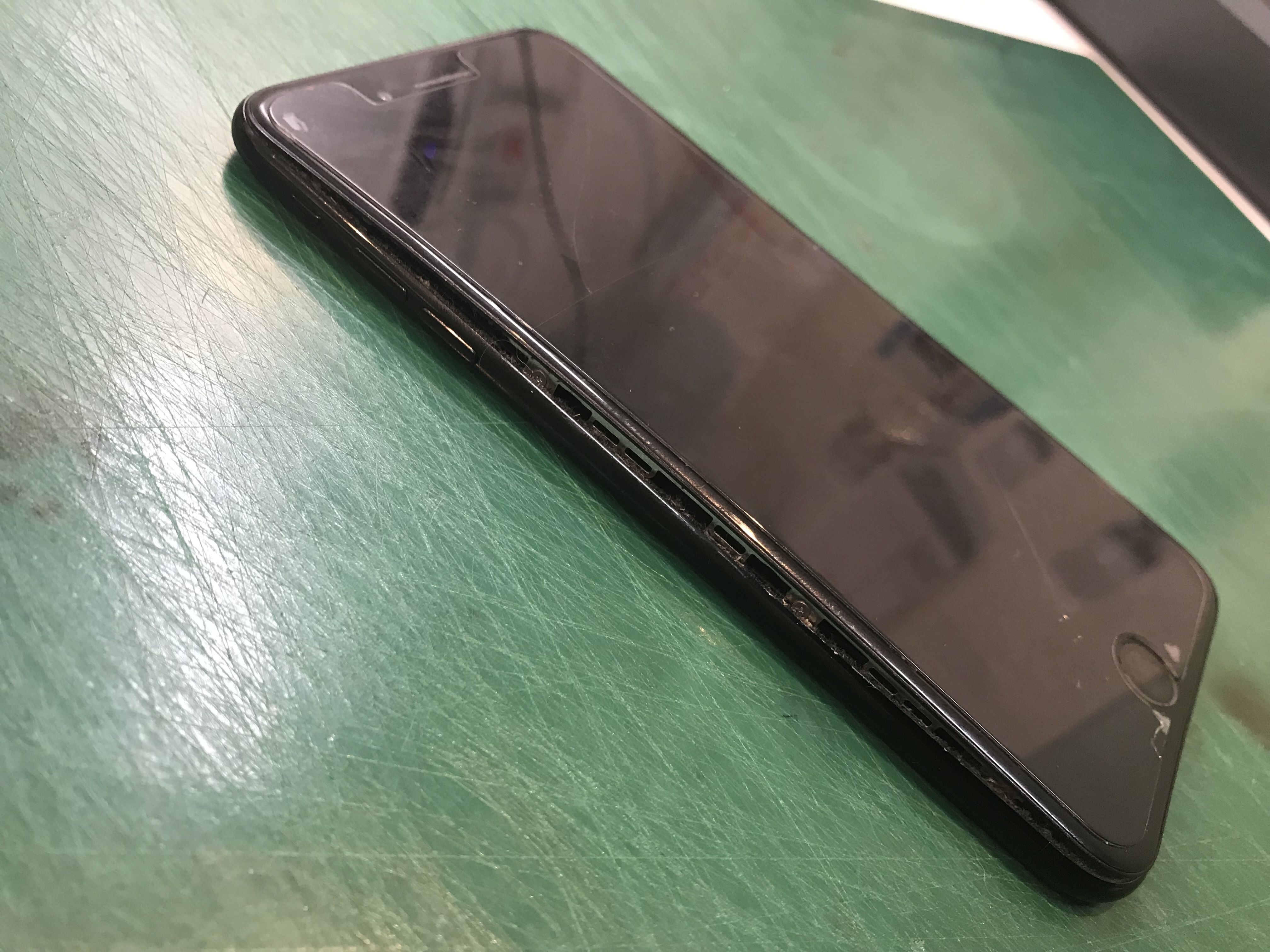 iPhone8 Plusのバッテリー膨張もふじみ野市　スマホ修理工房　イオン大井店まで！