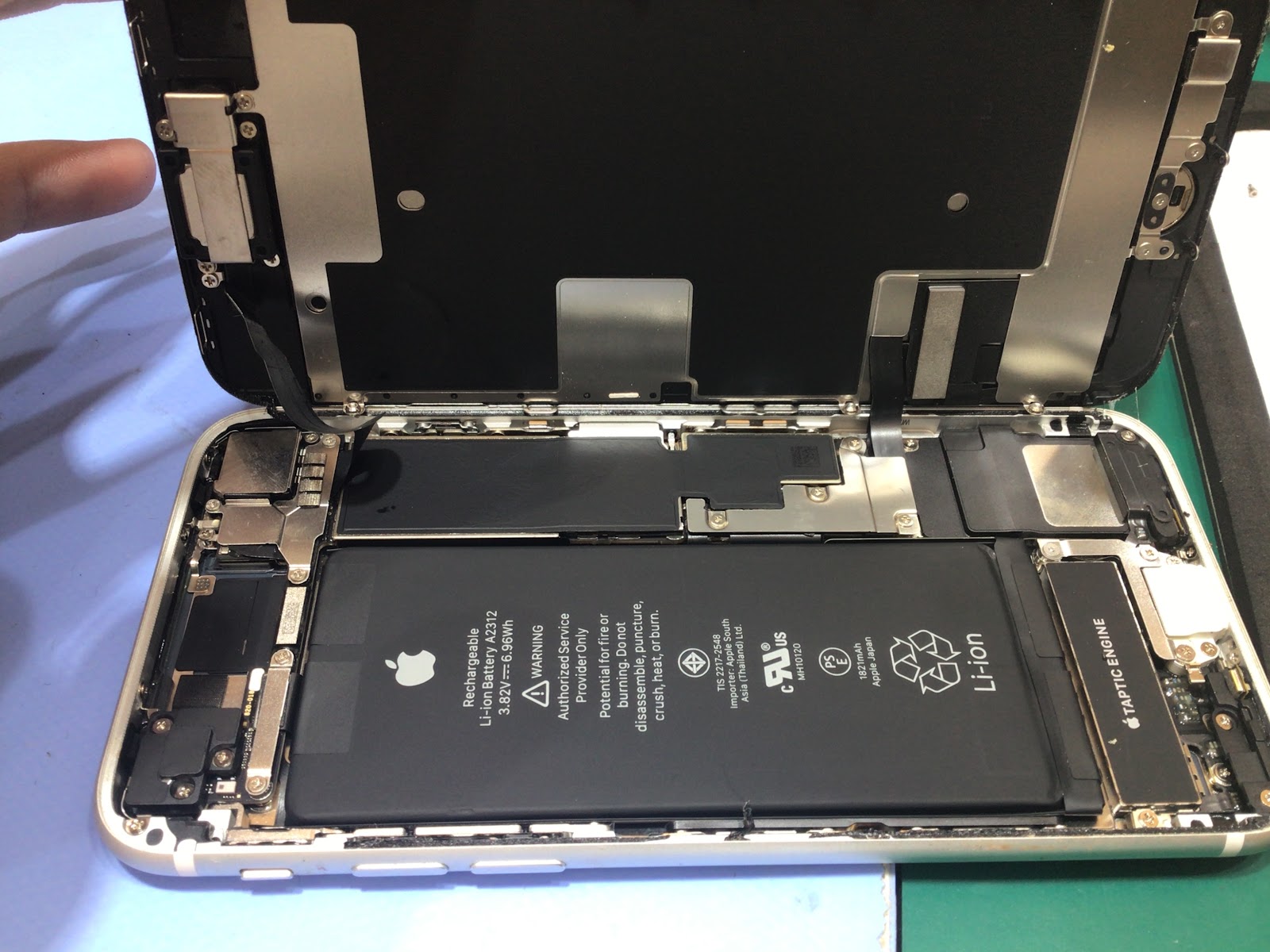 iPhoneSE2バッテリー修理　データをそのまま・最短即日修理のスマホ修理工房イーアス高尾店にご相談下さい！