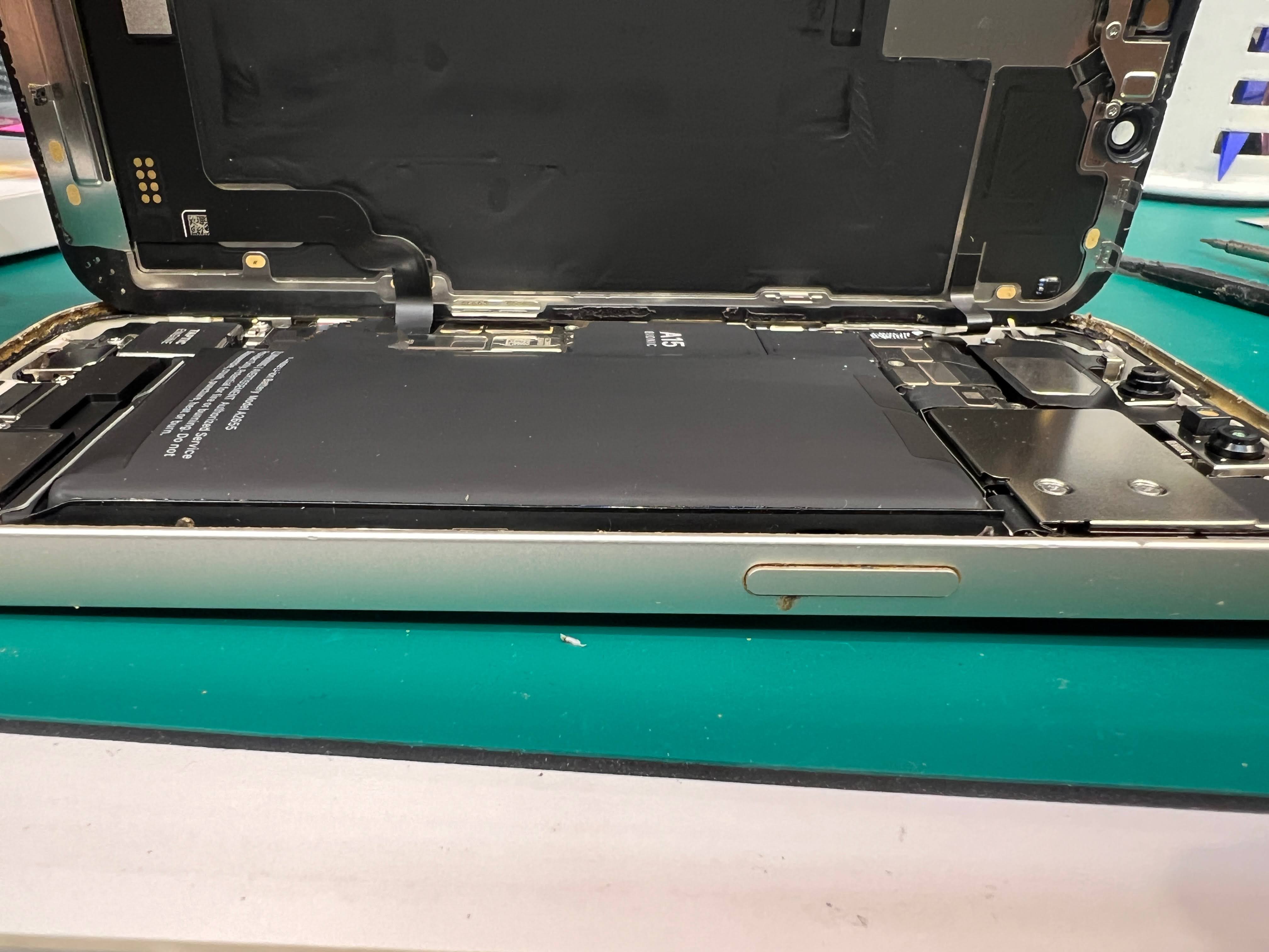 iPhone13がバッテリー膨張！リンゴループで起動しない症状をバッテリー交換で即日復旧！【スマホ修理工房ペリエ千葉店】