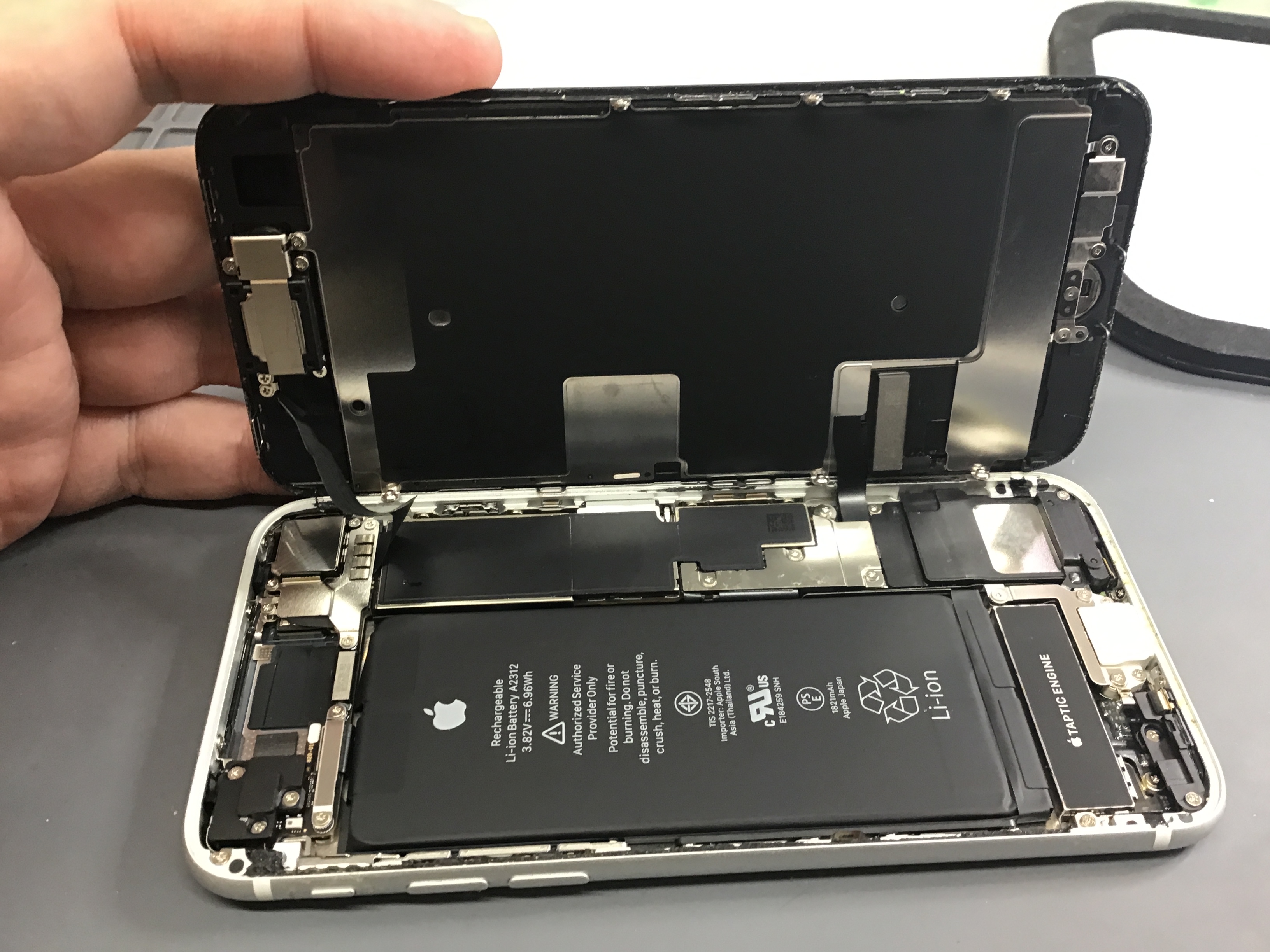 iPhoneSE2のバッテリー交換は、データそのまま・即日修理のスマホ修理工房　秋津店へ！