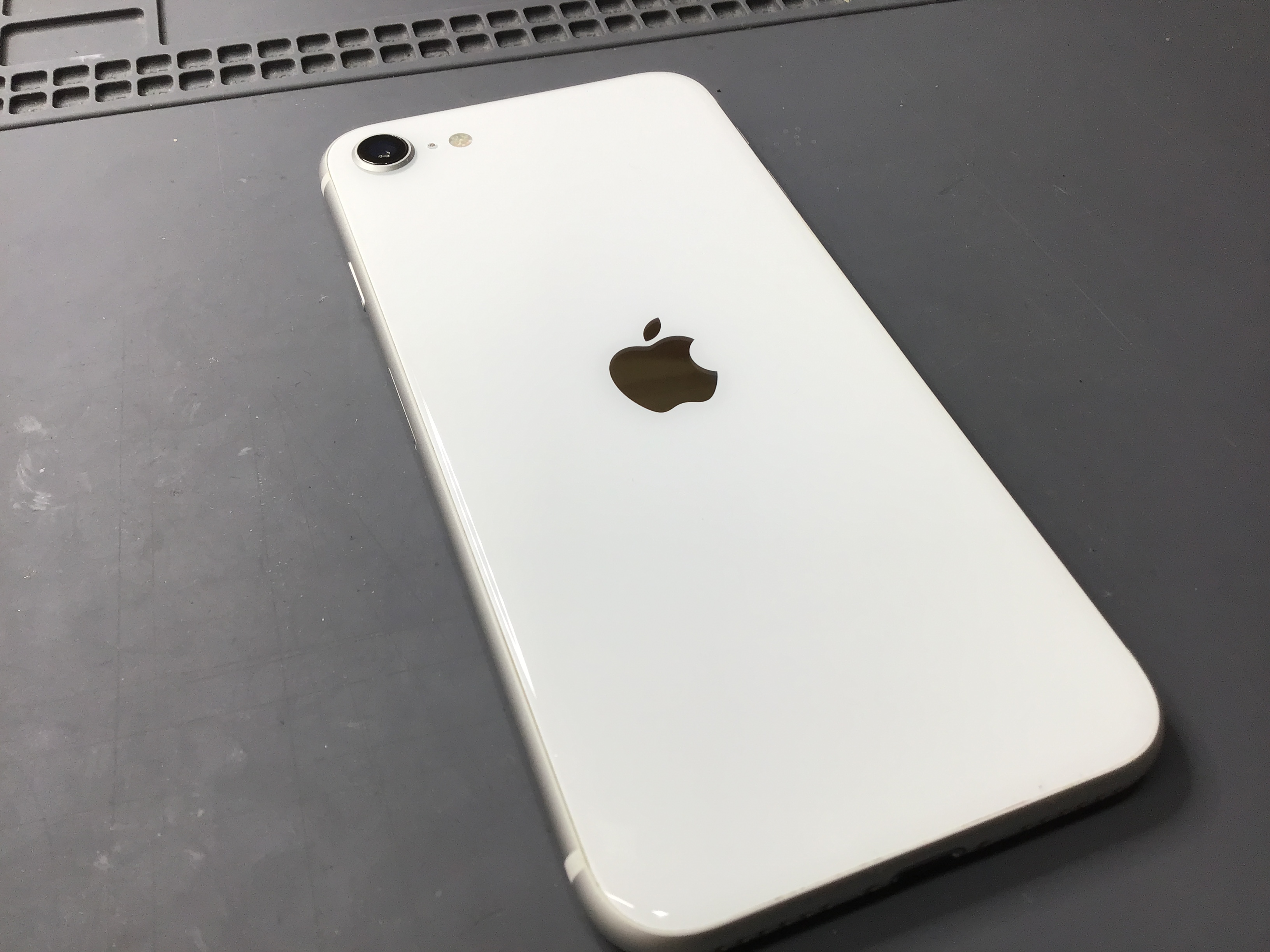 iPhoneSE2のバッテリー交換ならデータをそのまま・最短即日修理のスマホ修理工房ラザウォーク甲斐双葉店にご相談ください！