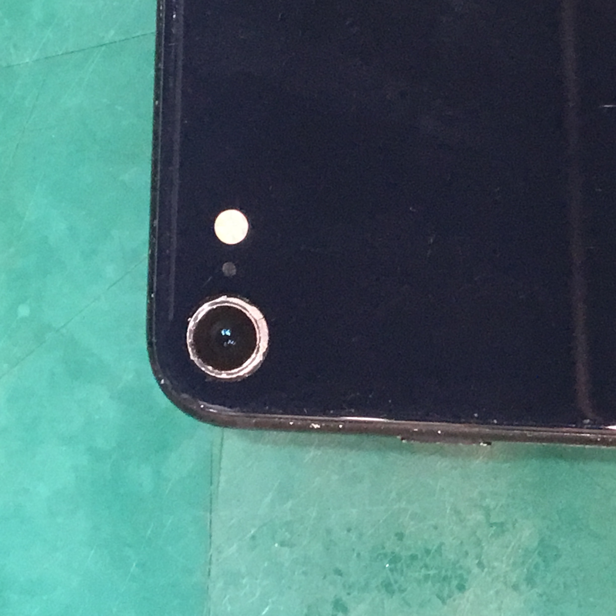 iPhoneSE3（アイフォン）のカメラレンズ割れも即日対応！