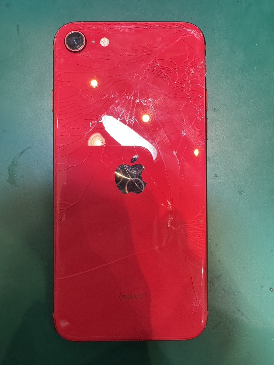 裏がバキバキになっちゃってiPhone SE2のバックパネルとバッテリー