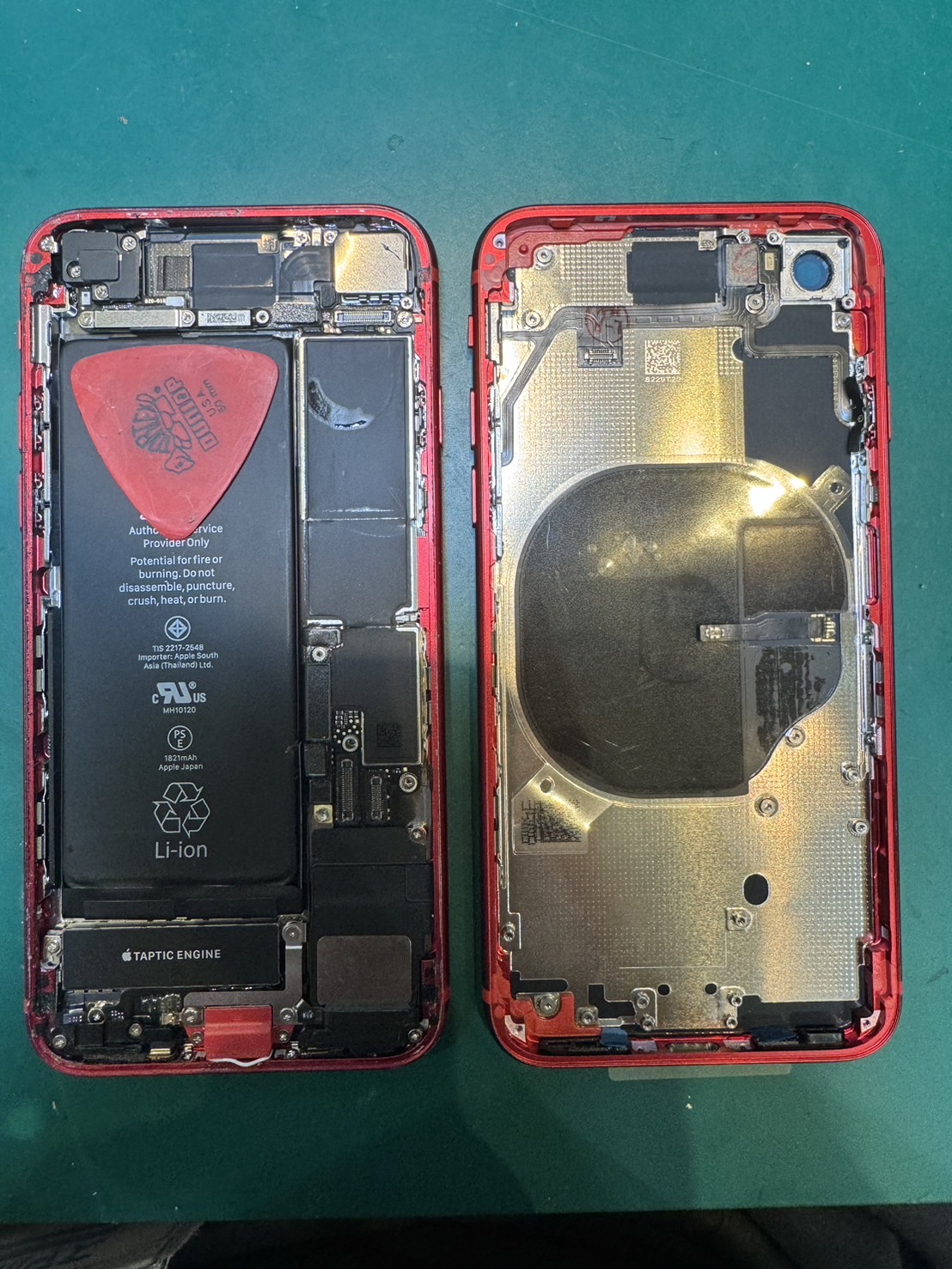 裏がバキバキになっちゃってiPhone SE2のバックパネルとバッテリー