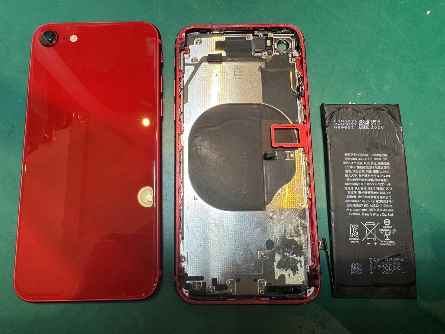 裏がバキバキになっちゃって...iPhone SE2のバックパネルとバッテリー交換修理【スマホ修理工房荻窪タウンセブン店】