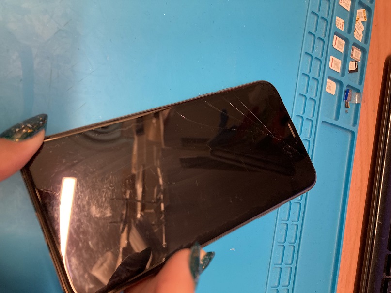 iPhoneXS(アイフォンテンエス)画面が割れて映らない…！！最短60分で直せます！【スマホ修理工房札幌店】