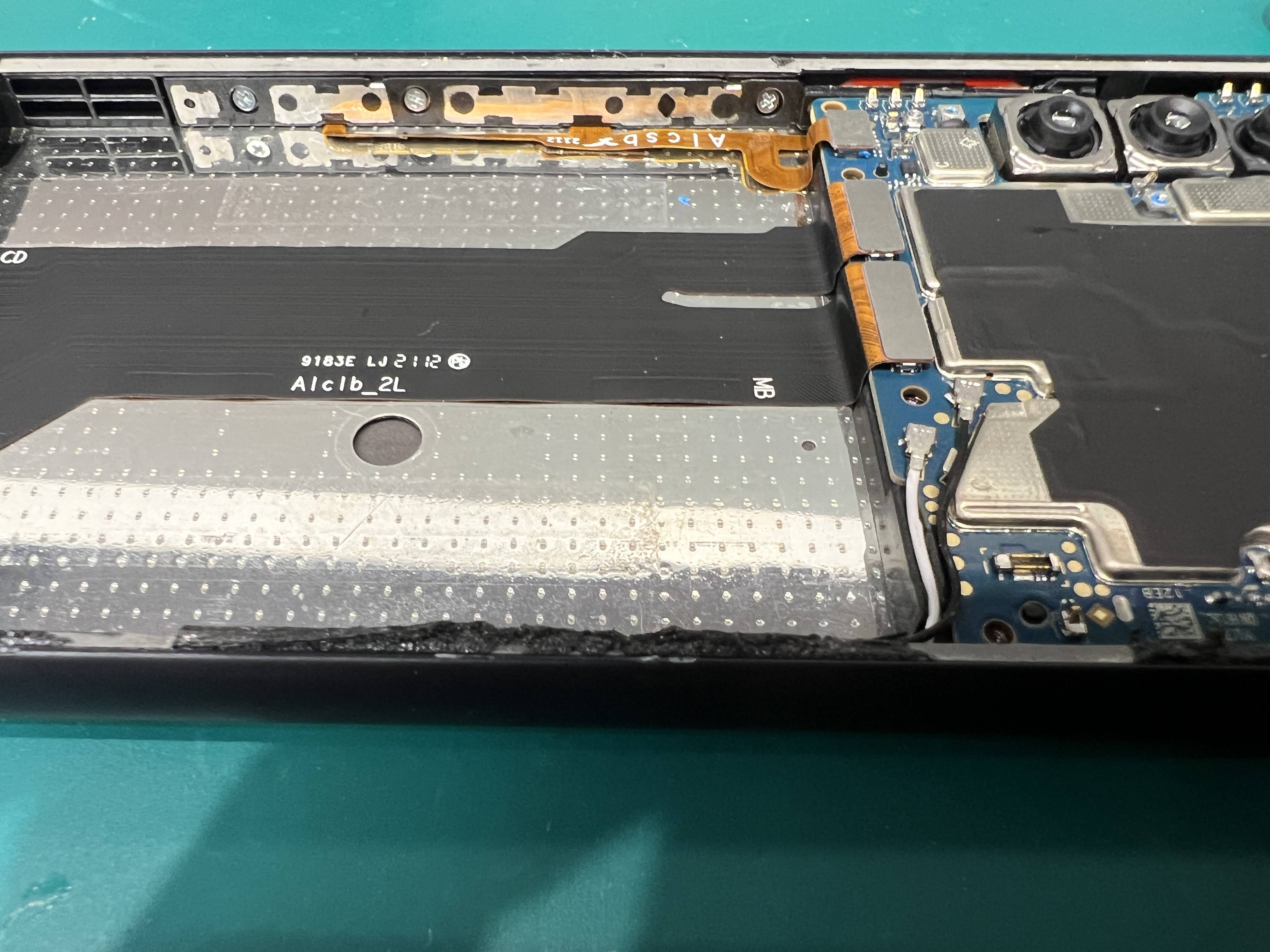 Xperia10Ⅲ 電源ボタンが陥没して反応しない…内部接点のずれによる不具合を即日で復旧！【スマホ修理工房ペリエ千葉店】