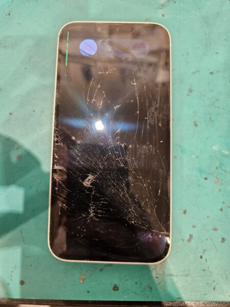 iPhone13(アイフォン13)の画面交換(液晶破損）は、【スマホ修理工房　北千住マルイ店】へ！