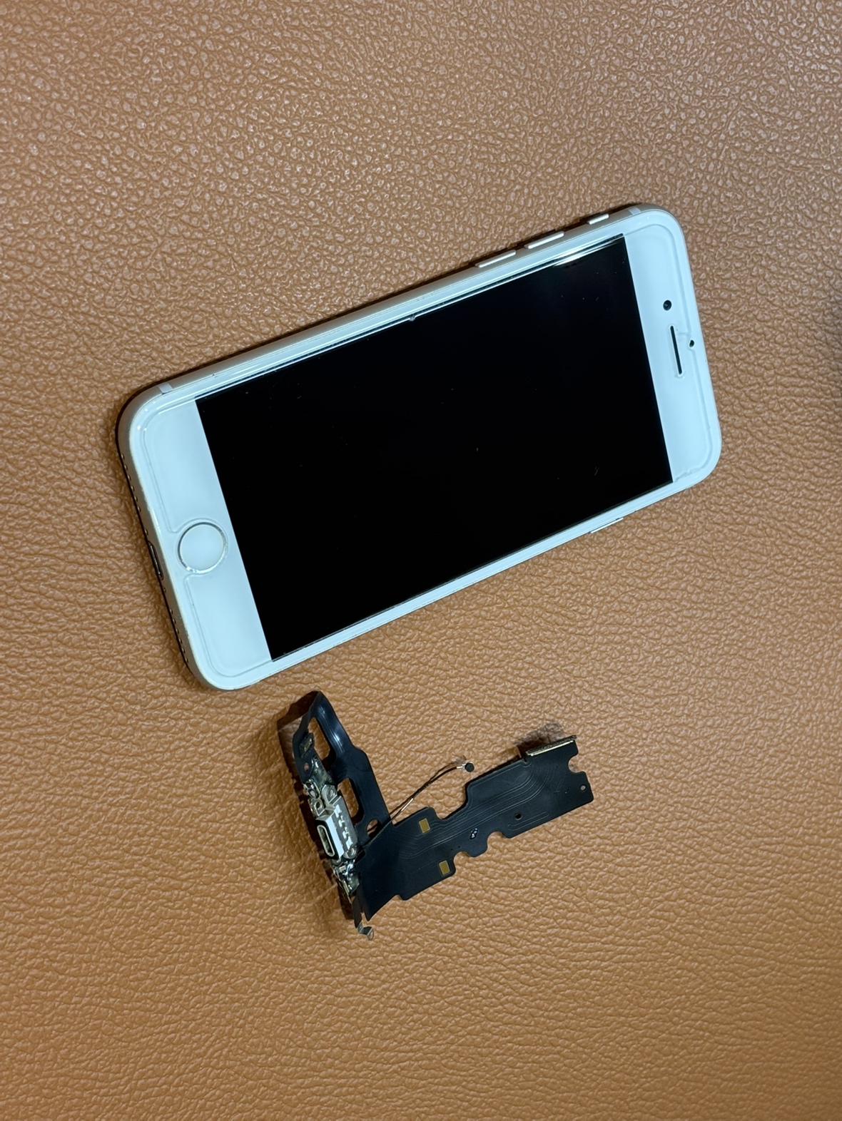 接触不良により充電ができなくなってしまったiPhone7のドックコネクタ交換修理を承りました！