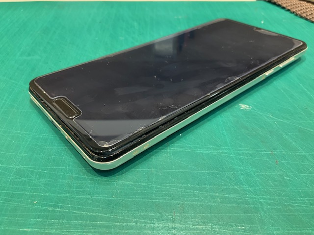 【 AQUOS R5G 】　落としたことで画面が外れてしまった！　スマホ修理工房浦和パルコ店