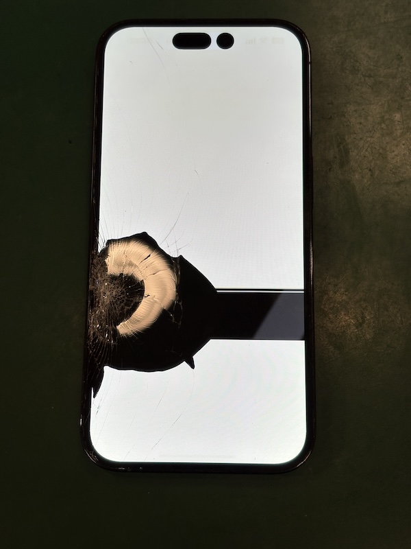 iPhone14Pro 車の下敷きになり、画面がボロボロになった、、