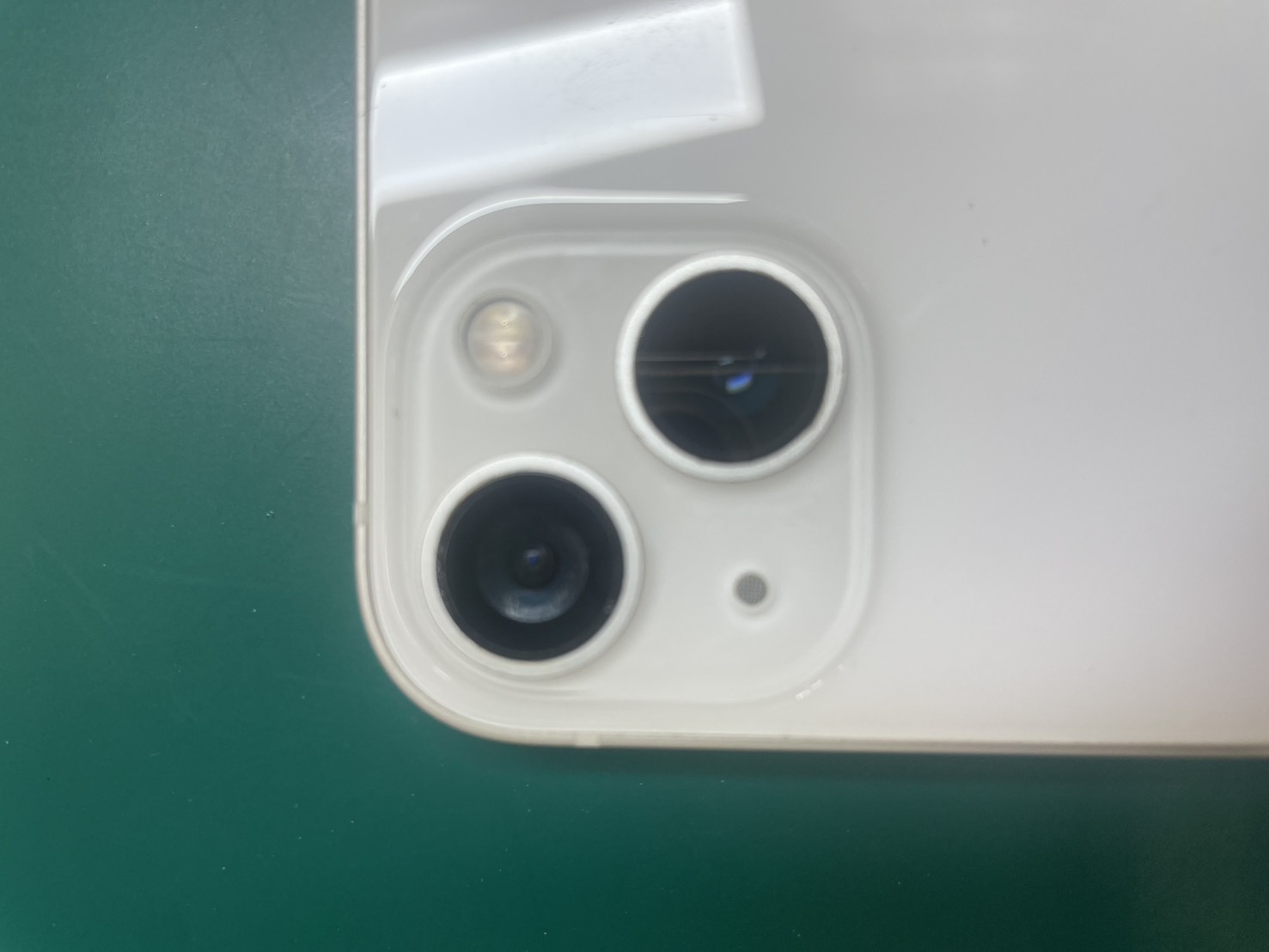 カメラが割れた…iPhone13 アウトカメラレンズ交換【三鷹店】