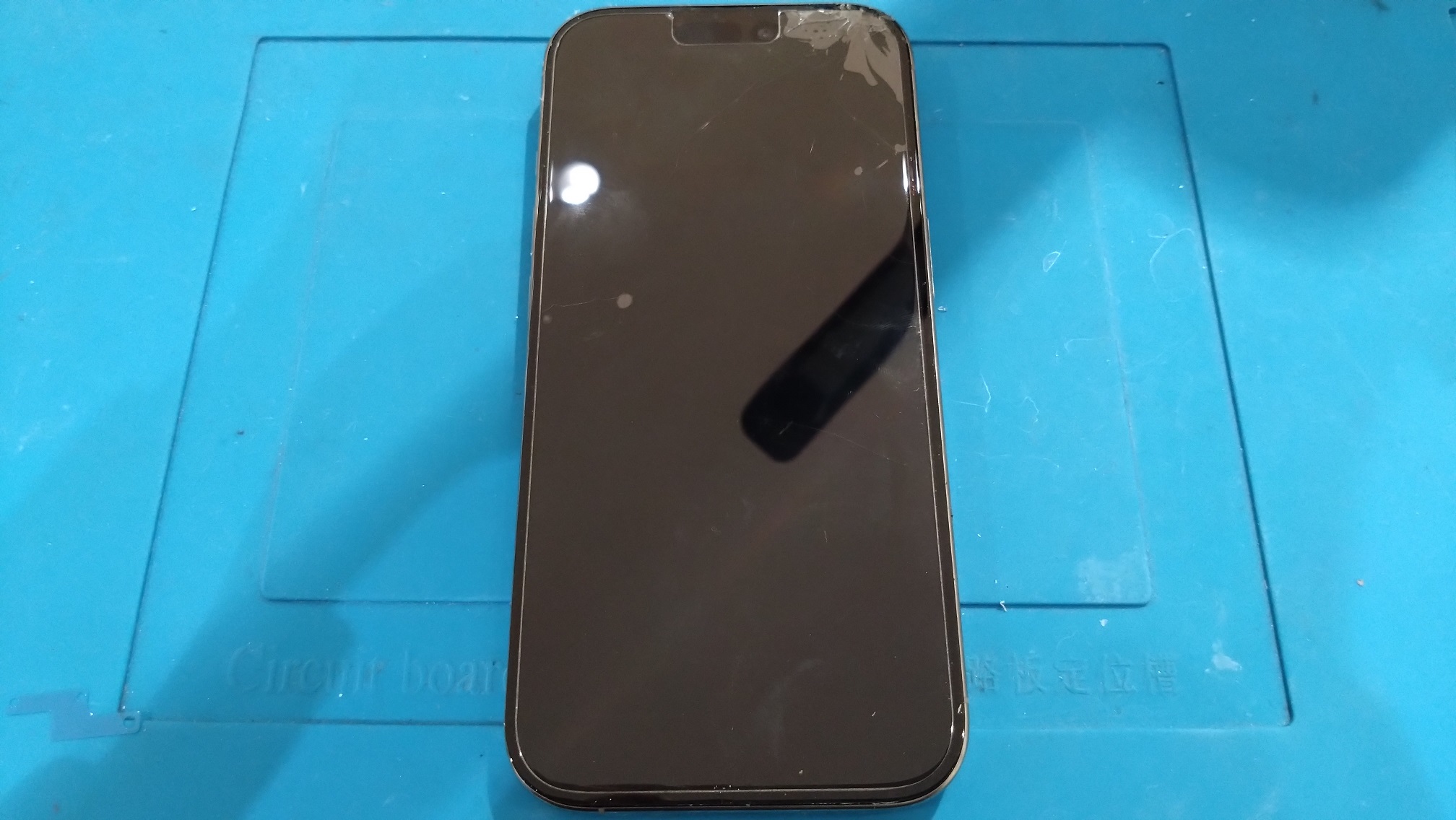 角から落としてしまったiPhone16pro（アイフォン）画面交換承りました！！